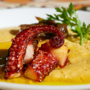 EL MAGRANER BOIG | Pulpo con “Fava” y cebolla caramelizada