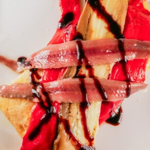 BAR MARSELLA | Coca de recapte con escalivada y anchoas