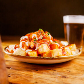 BAR MENDIZÁBAL | Tapa de bravas con alioli y salsa brava Mendizábal