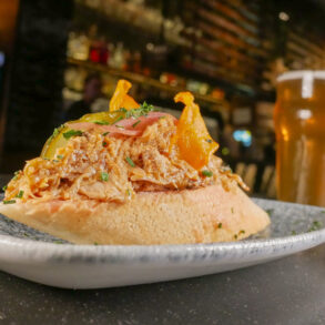CERVESA SANT JORDI - TABARLOT | Bocado de Dragón de "pulled pork" con encurtidos