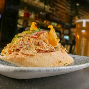 CERVESA SANT JORDI - TABARLOT | Bocado de Dragón de "pulled pork" con encurtidos