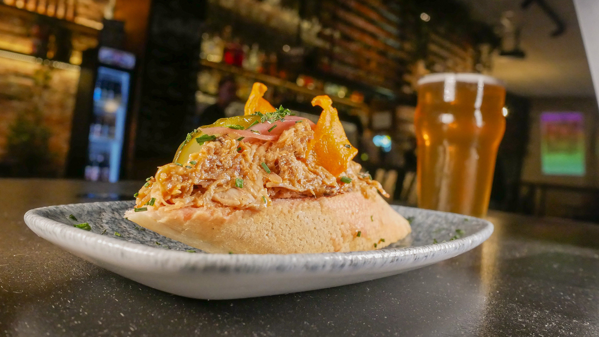 CERVESA SANT JORDI - TABARLOT | Bocado de Dragón de "pulled pork" con encurtidos