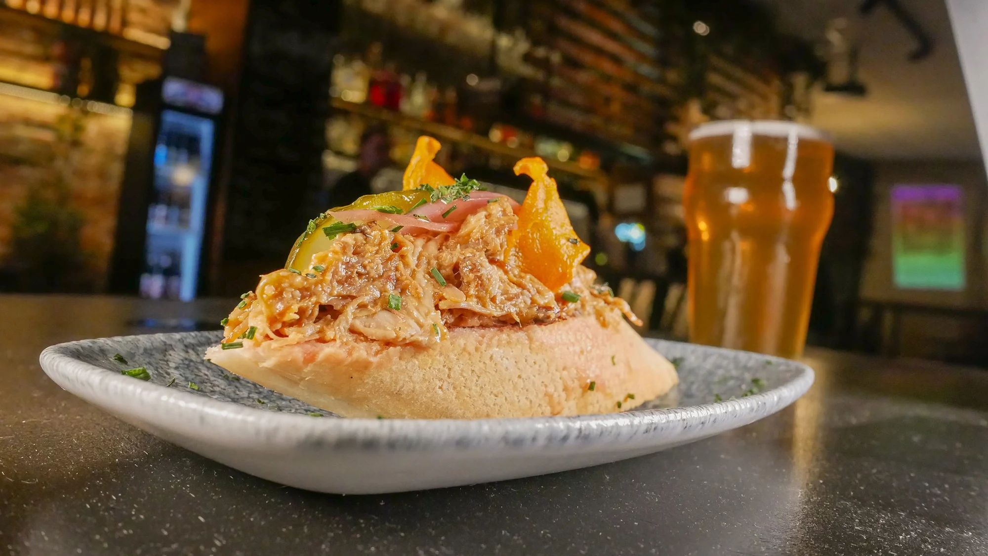 CERVESA SANT JORDI - TABARLOT | Bocado de Dragón de "pulled pork" con encurtidos
