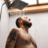 Hombre disfrutando de una ducha. Fotografía de Envato