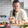 Mujer disfrutando de un banquete. Fotografía de Envato