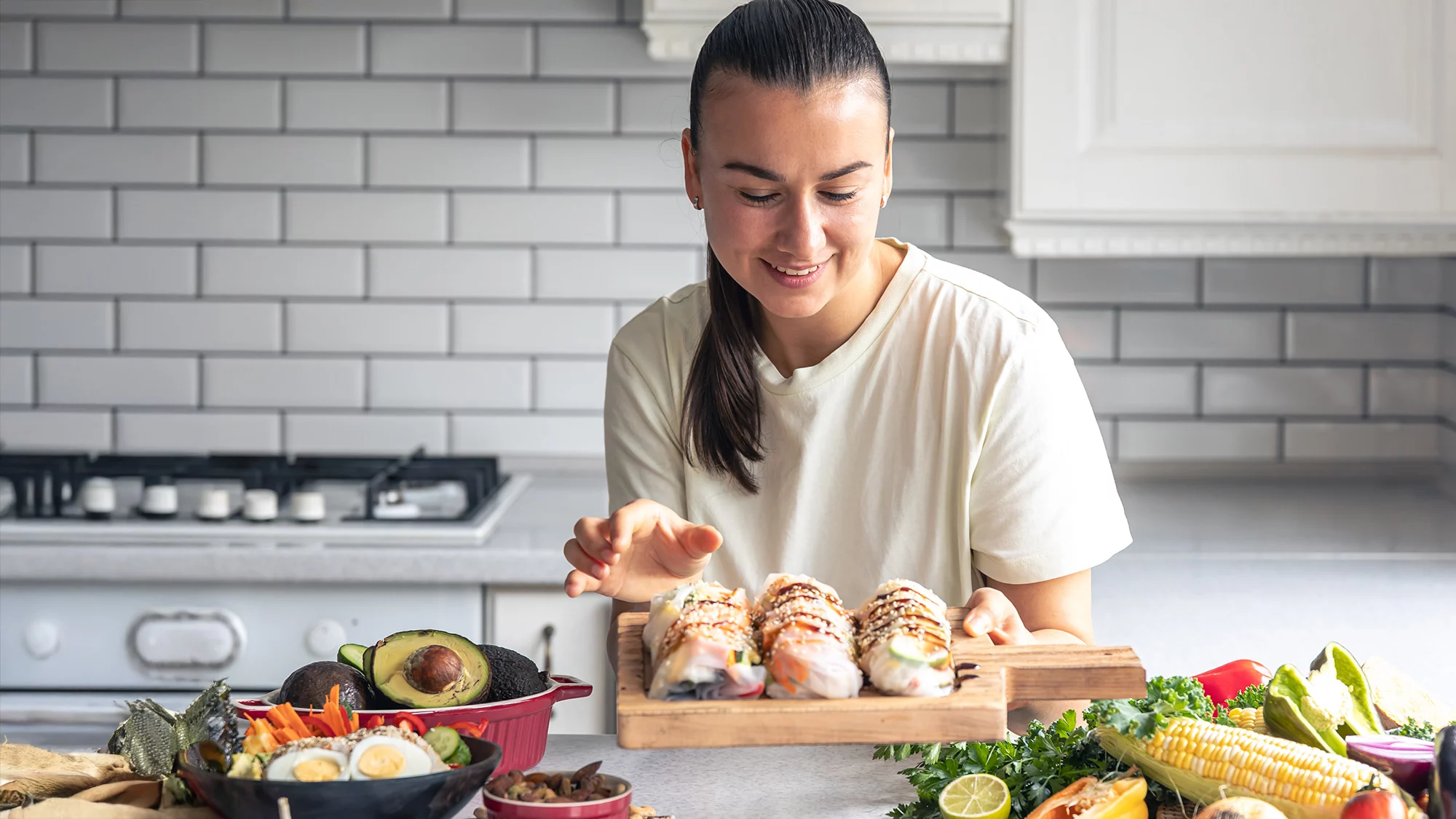 Mujer disfrutando de un banquete. Fotografía de Envato
