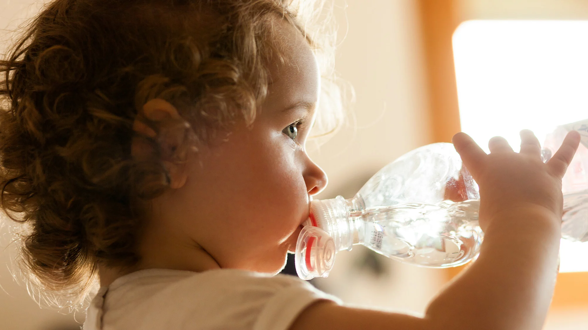 Niña bebiendo agua. Fotografía Envato