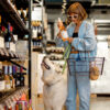 Mujer compra junto a su perro en una vinoteca. Fotografía de Envato