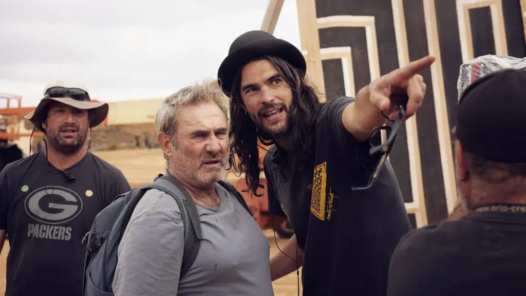 El director Oliver Laxe dando indicaciones al elenco en un momento del rodaje