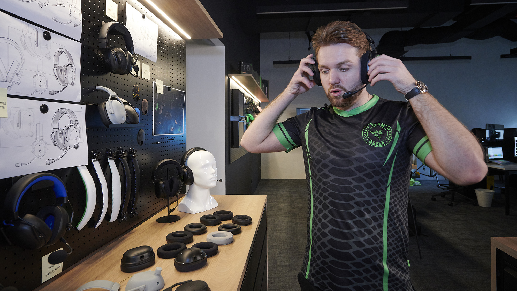 El jugador NIKO (Nikola Kovač) en una sala técnica de Razer probando el sonido de los auriculares