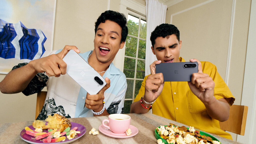 Unos amigos jugando a juegos con el OnePlus Nord 5