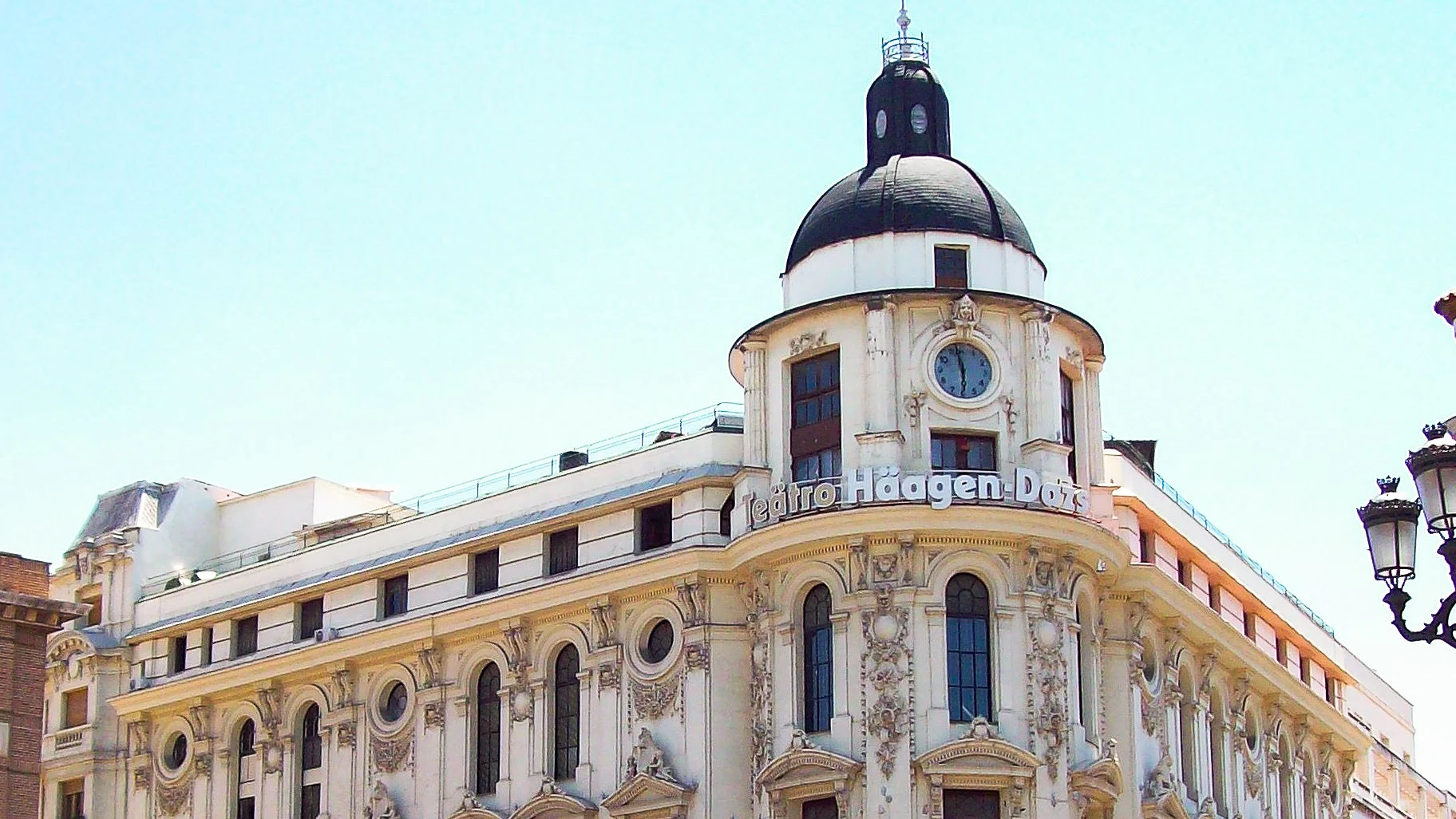 Teatro Calderón, exterior. Fotografía de Luis García (Zaqarbal)