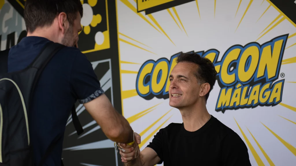 Pedro Alonso en la firma de autógrafos con los fans. Fotografía de Fernando Sánchez
