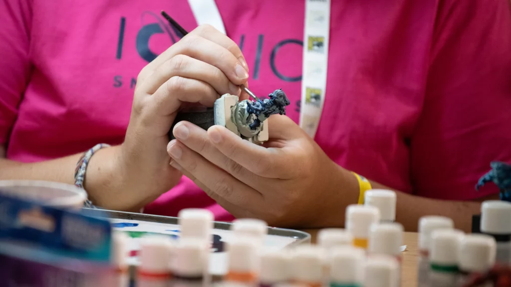 Un artista pintando una figura. Fotografía de Fernando Sánchez
