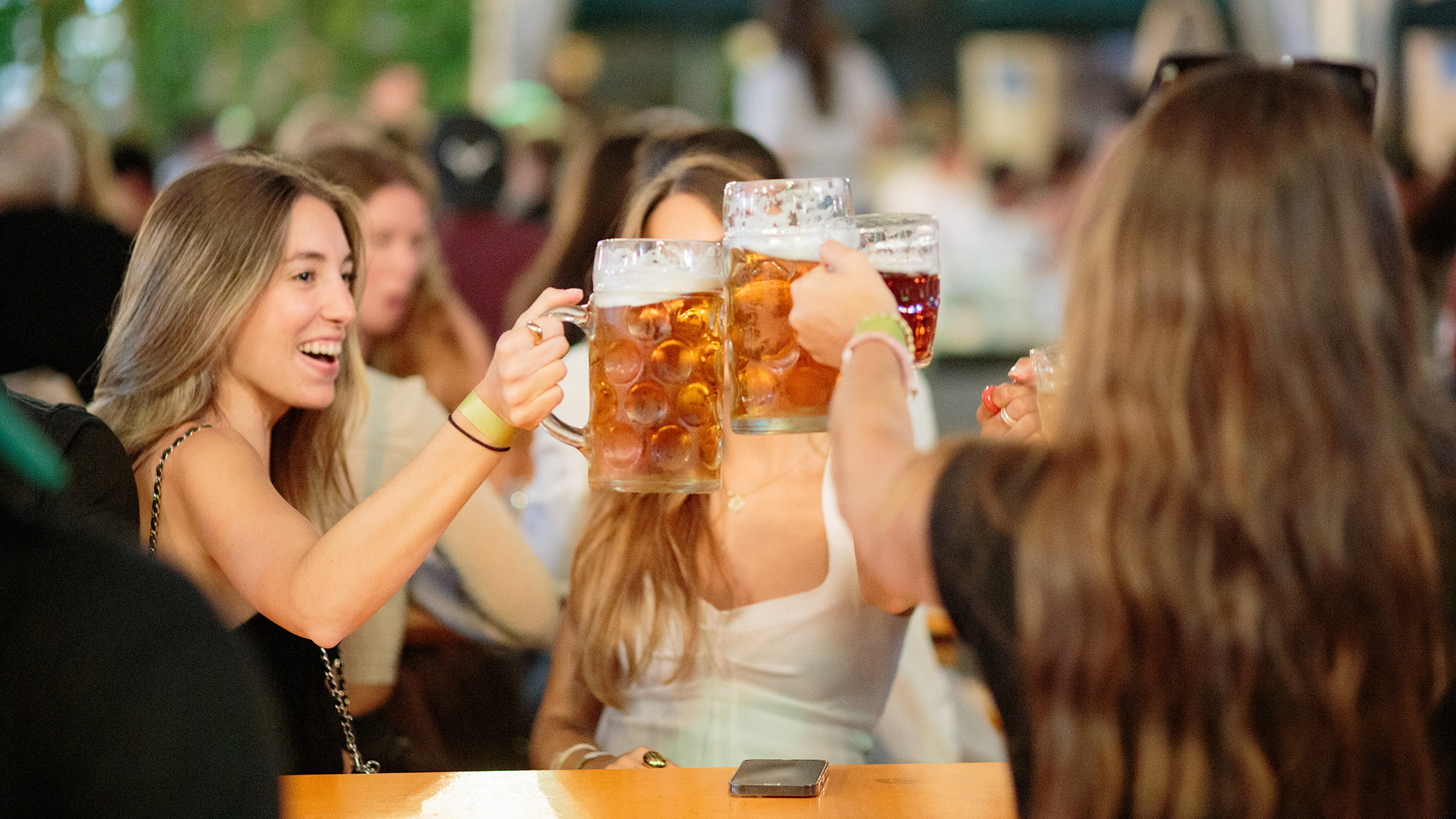 Dos chicas brindando con grandes jarras de cerveza en el Beer-Fest del Poble Espanyol. Fotografía de Julieta Feroz