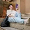 Matías Domañski disfrutando de la lectura en las escaleras de la facultad con su dispositivo PocketBook Verse Pro Color