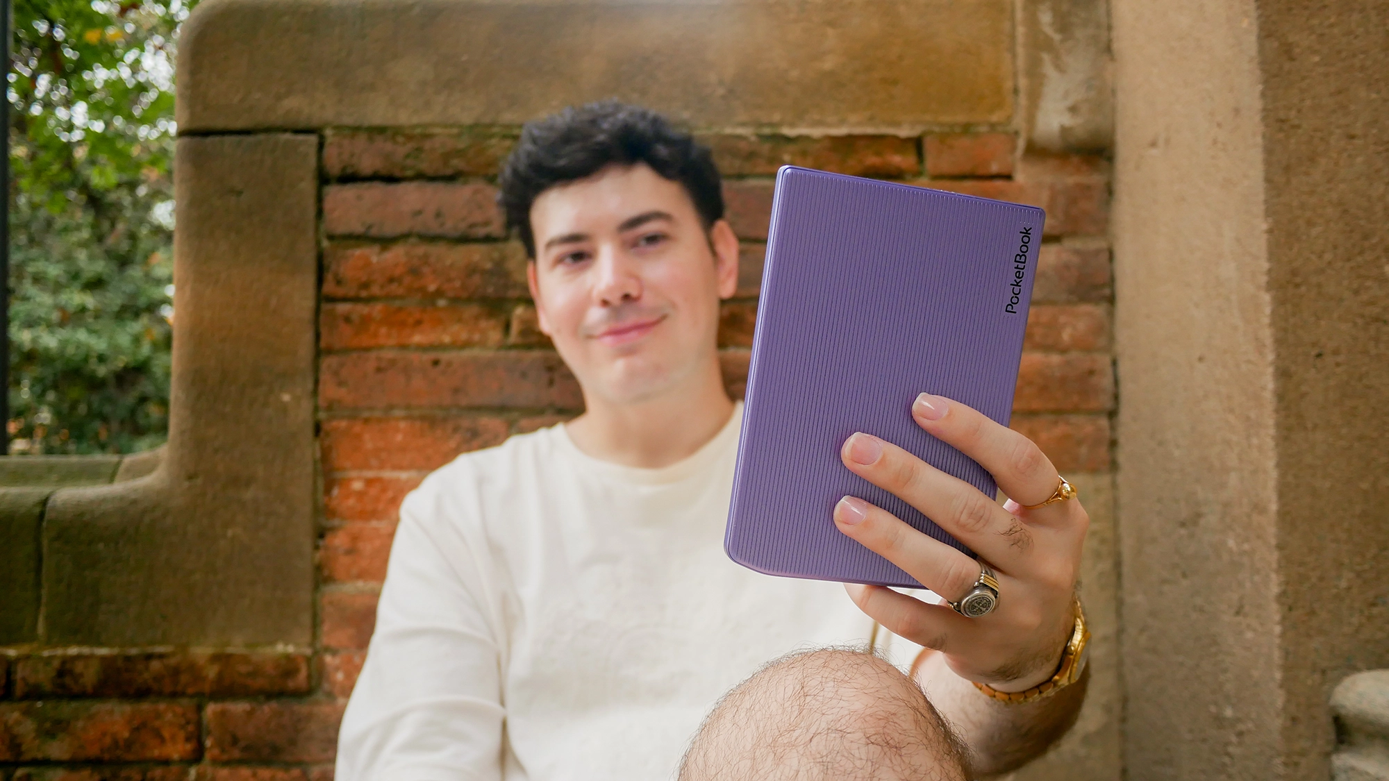Matías Domañski disfrutando de la lectura en las escaleras de la facultad con su dispositivo PocketBook Verse Pro Color