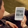 Lectora disfrutando de la lectura con su dispositivo Kobo Clara en color blanco