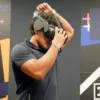 Miembro del equipo mientras realizaba una explicación del funcionamiento de las gafas. Fotografía de Man Hoh Tang