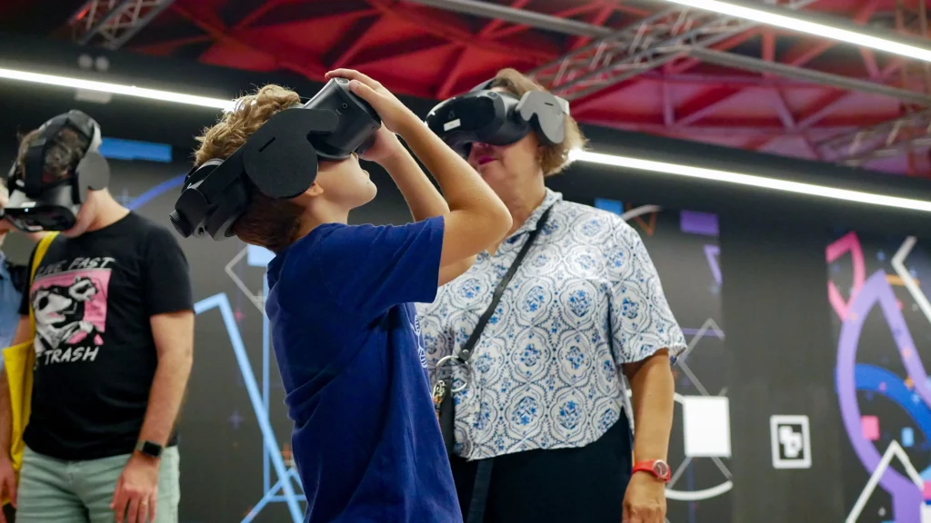 Un pequeño tripulante inmerso en la historia. Fotografía de Man Hoh Tang