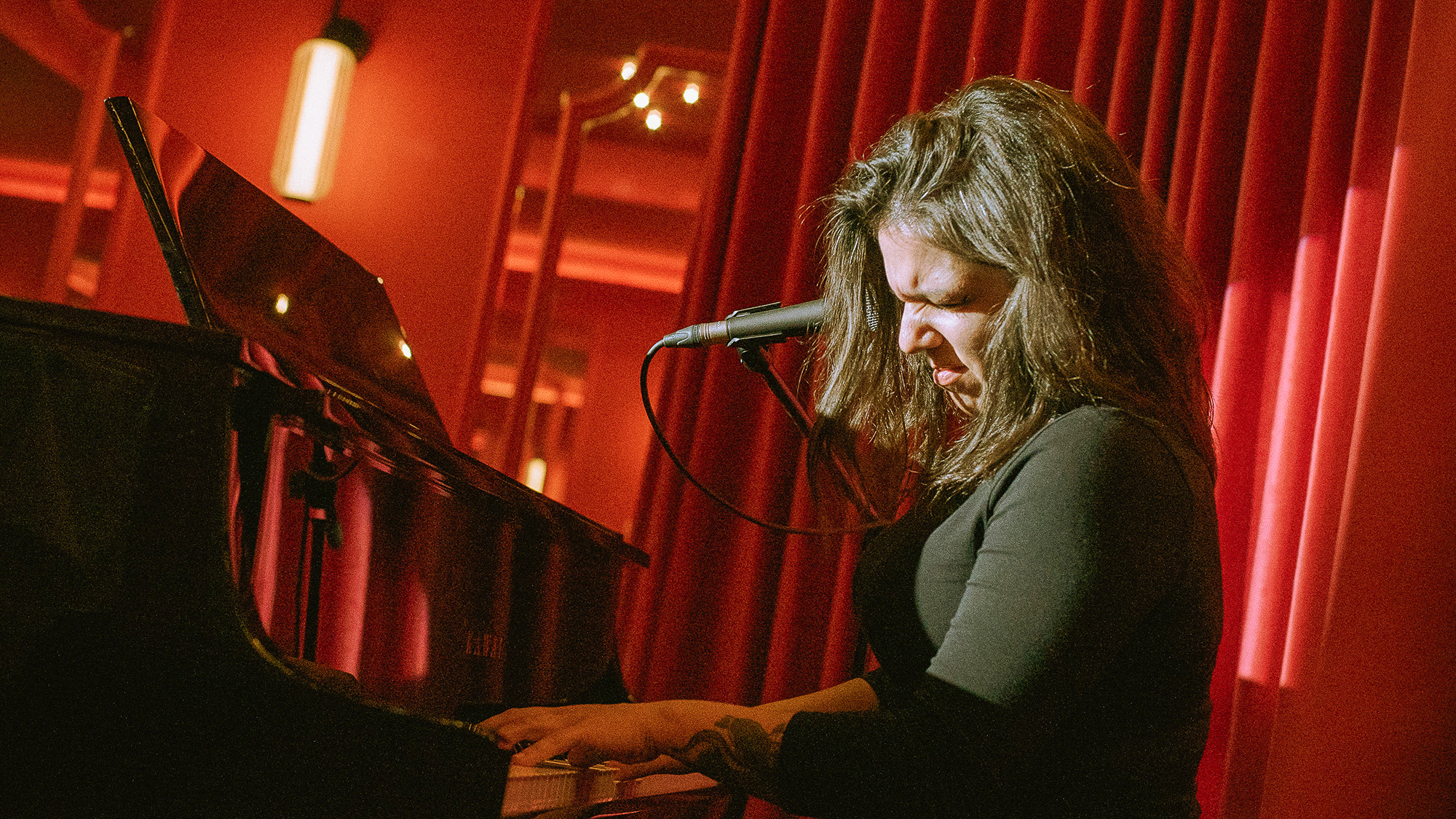 Pianista al frente de la canción en el Gran Tonino
