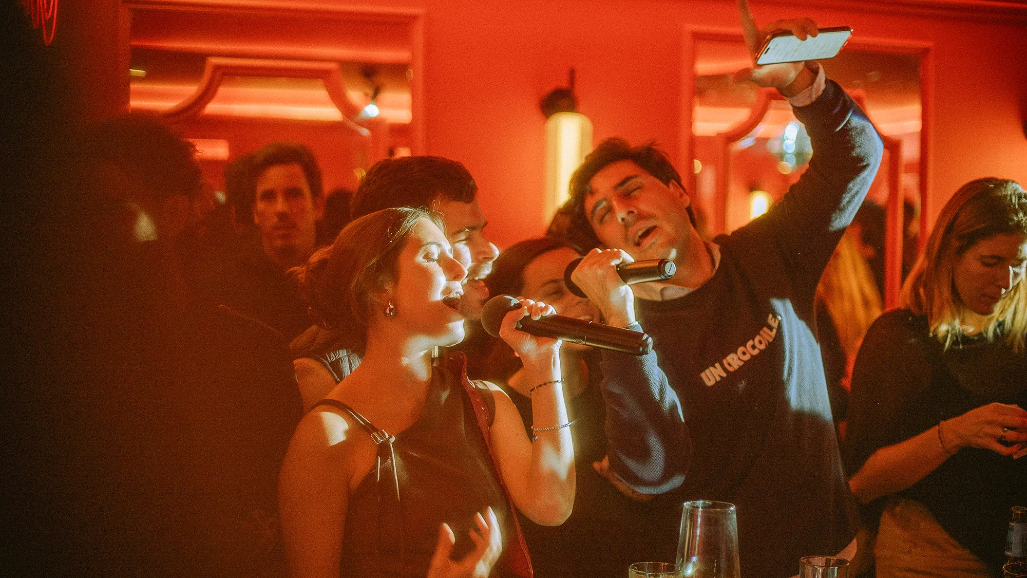 Amigos disfrutando de una canción en el Gran Tonino