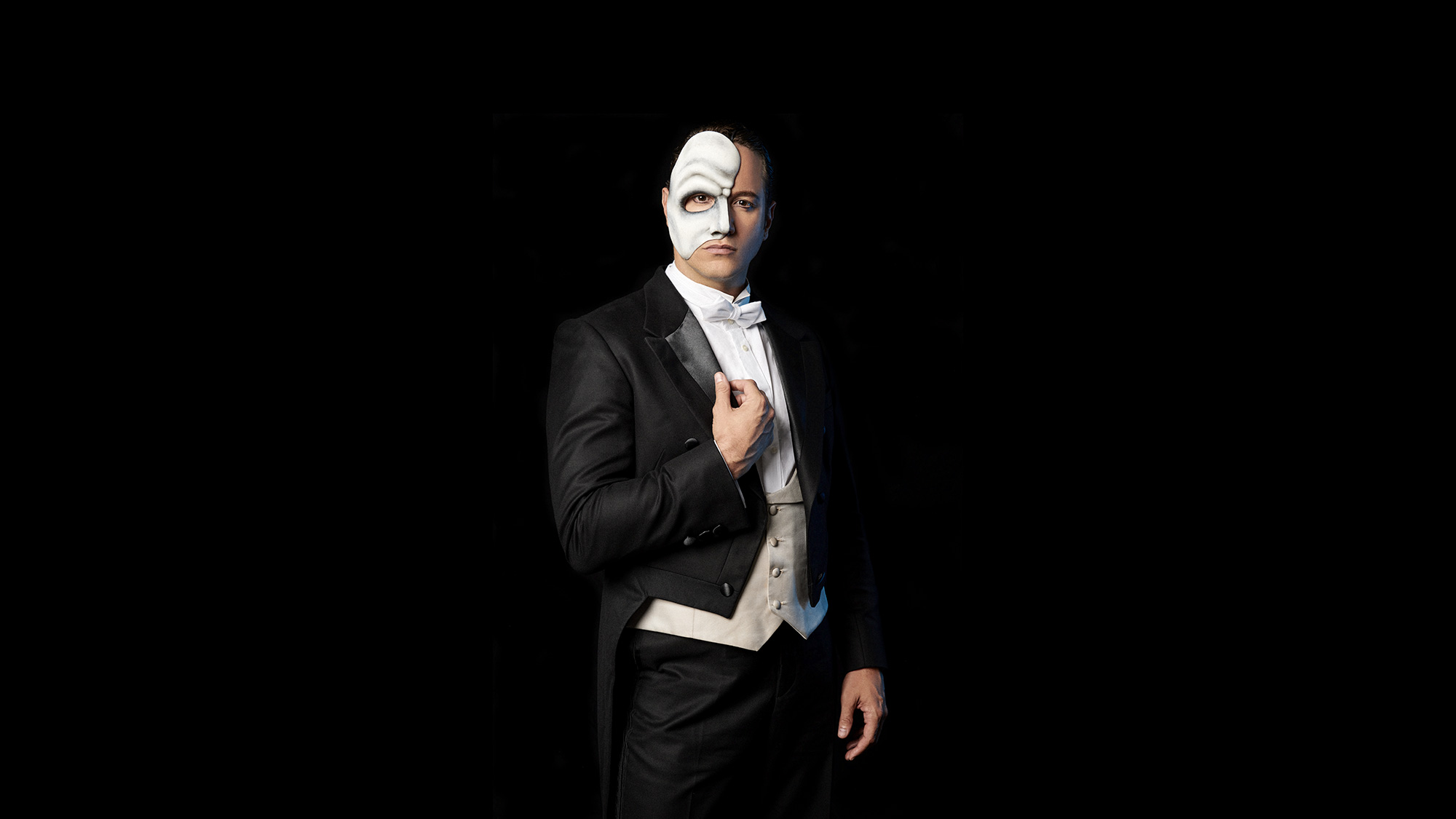 Daniel Diges vestido como el Fantasma de la Ópera. Fotografía de Fabián Morassut y Ana Maria Voicu