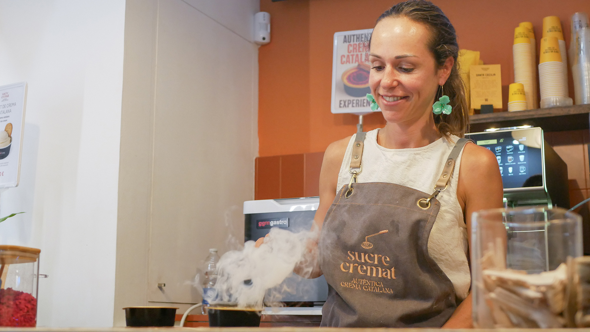 Sofía Fortuna, copropietaria del negocio sirviendo una crema catalana. Fotografía Man Hoh Tang