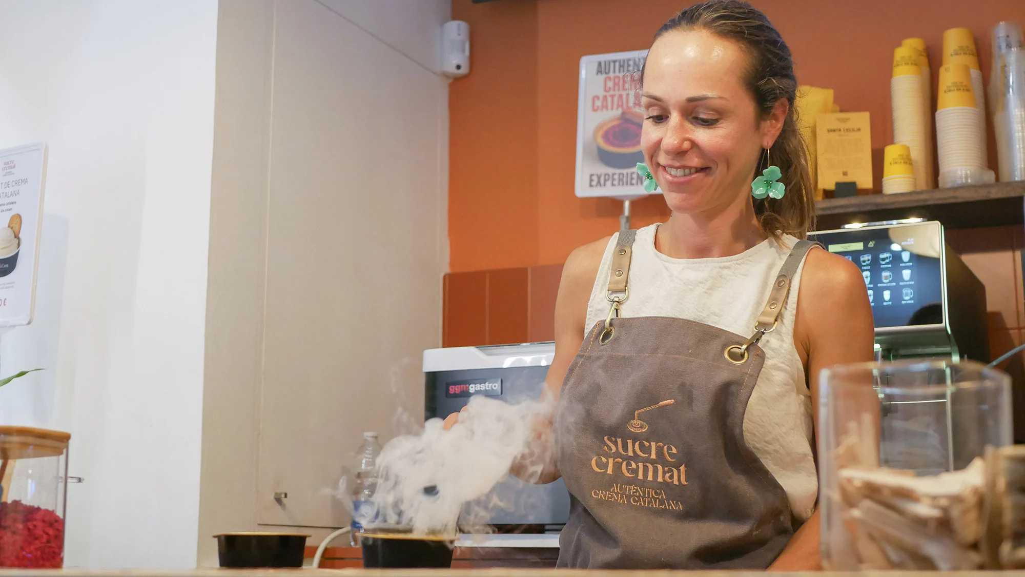 Sofía Fortuna, copropietaria del negocio sirviendo una crema catalana. Fotografía Man Hoh Tang