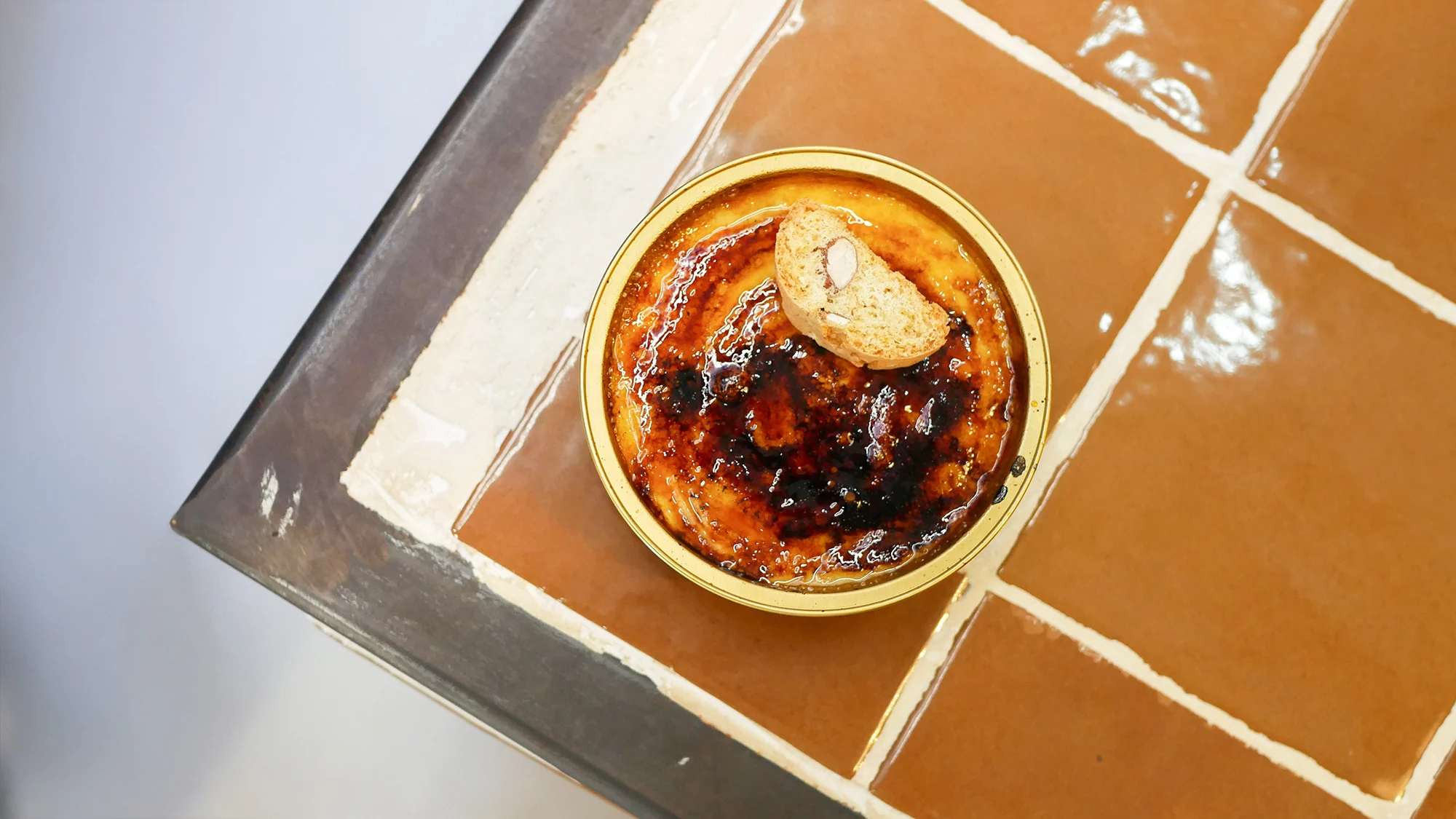 Vista de una ración de crema catalana. Fotografía de Man Hoh Tang