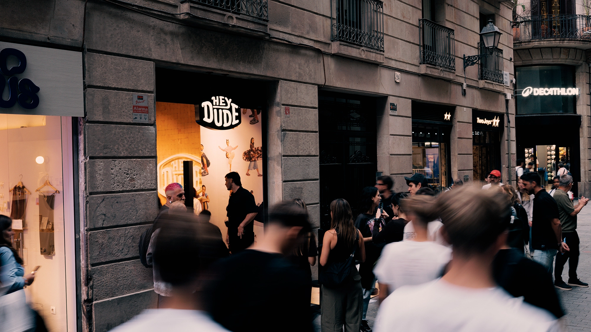 Puerta calle de HEYDUDE