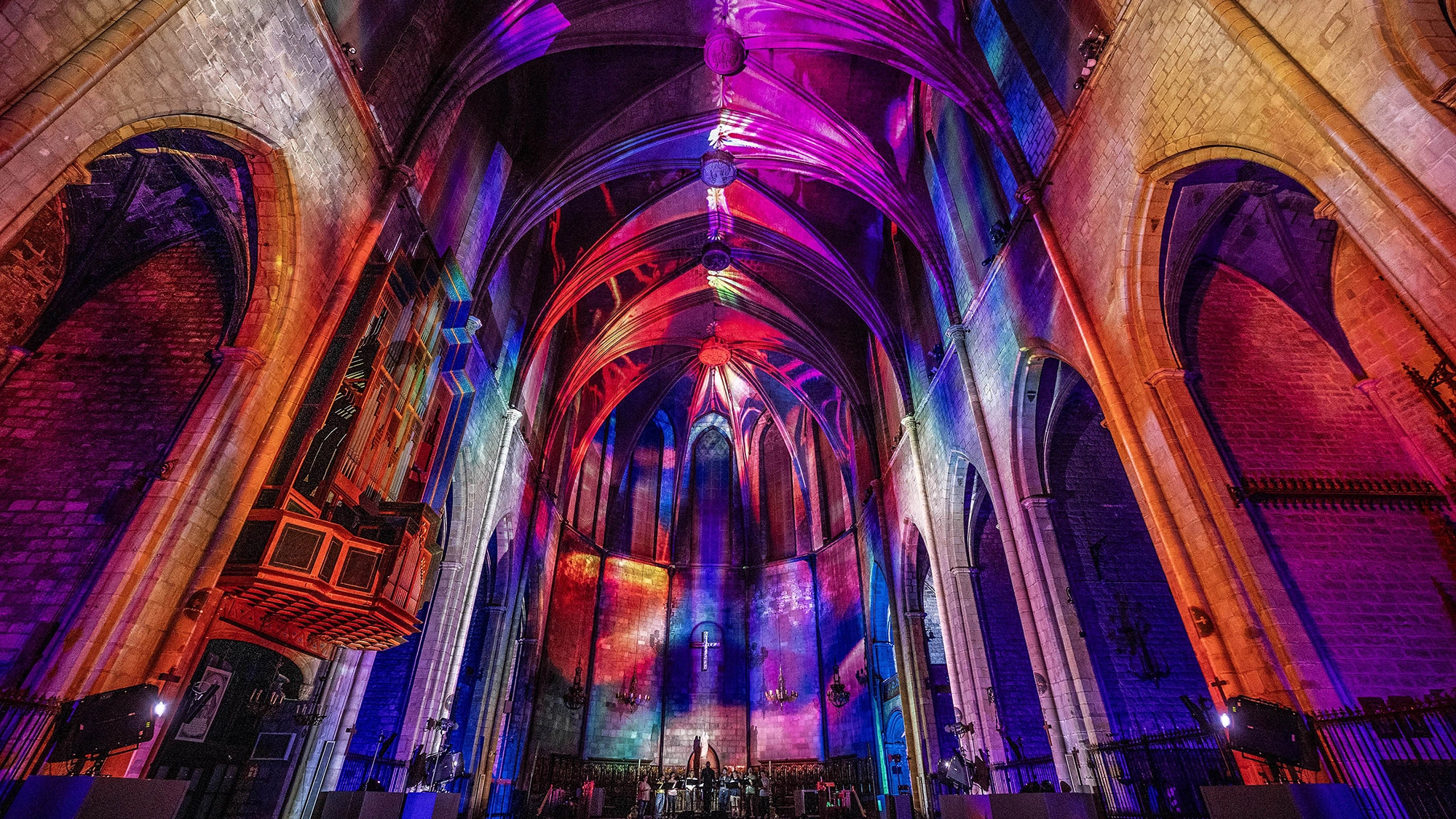 Imagen del espectáculo LUMINISCENCE en la Basílica de Santa Maria del Pi en Barcelona