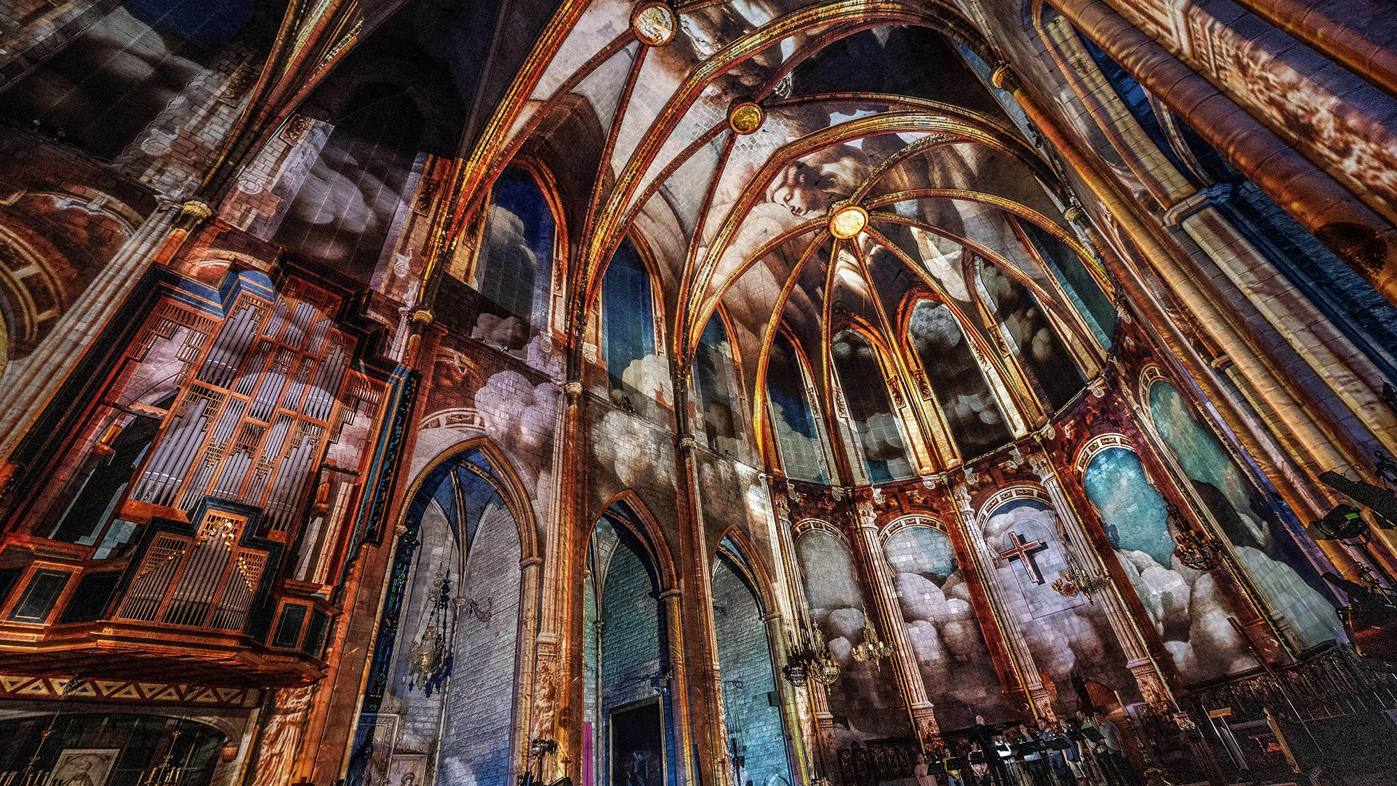 Imagen del espectáculo LUMINISCENCE en la Basílica de Santa Maria del Pi en Barcelona