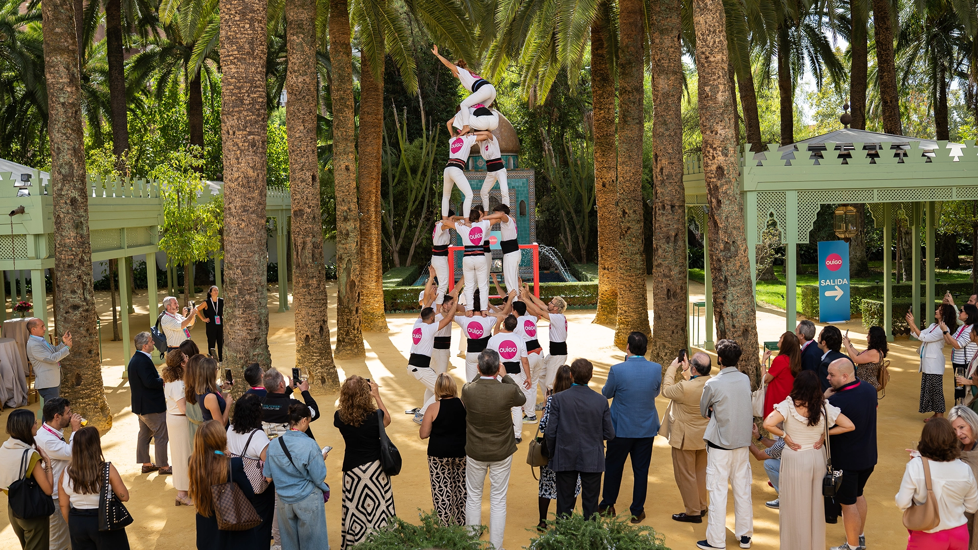 Durante el anuncio, un castillo formado por personas, típico de la tradición catalana, se alzó como homenaje a la cultura catalana