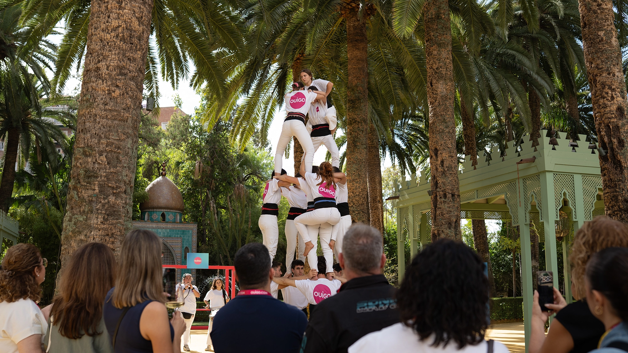 Durante el anuncio, un castillo formado por personas, típico de la tradición catalana, se alzó como homenaje a la cultura catalana