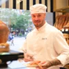 El pastelero de Paul sirviendo un triángulo relleno de chocolate en el nuevo local en Barcelona. Fotografia de Man Hoh Tang