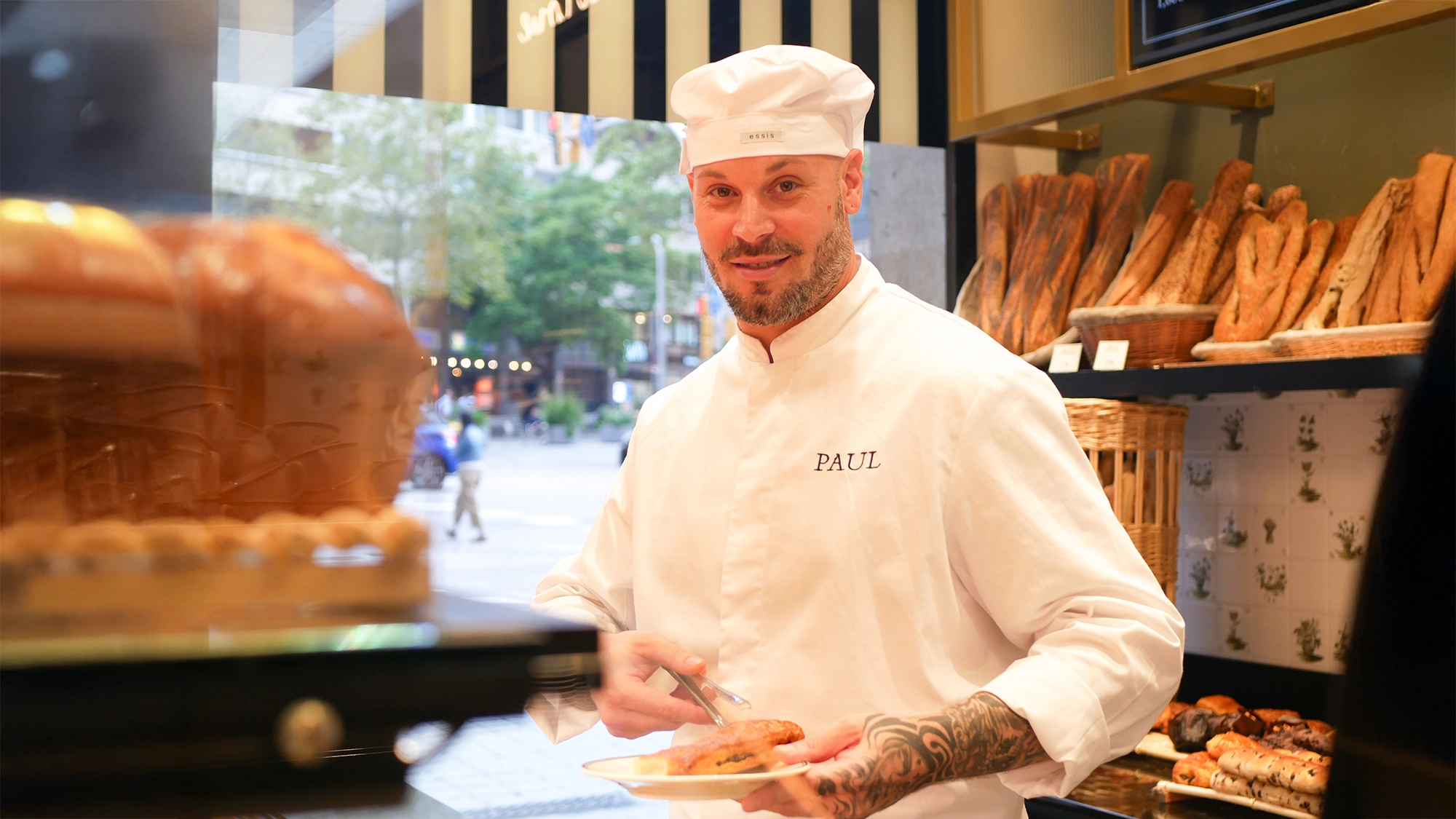 El pastelero de Paul sirviendo un triángulo relleno de chocolate en el nuevo local en Barcelona. Fotografia de Man Hoh Tang