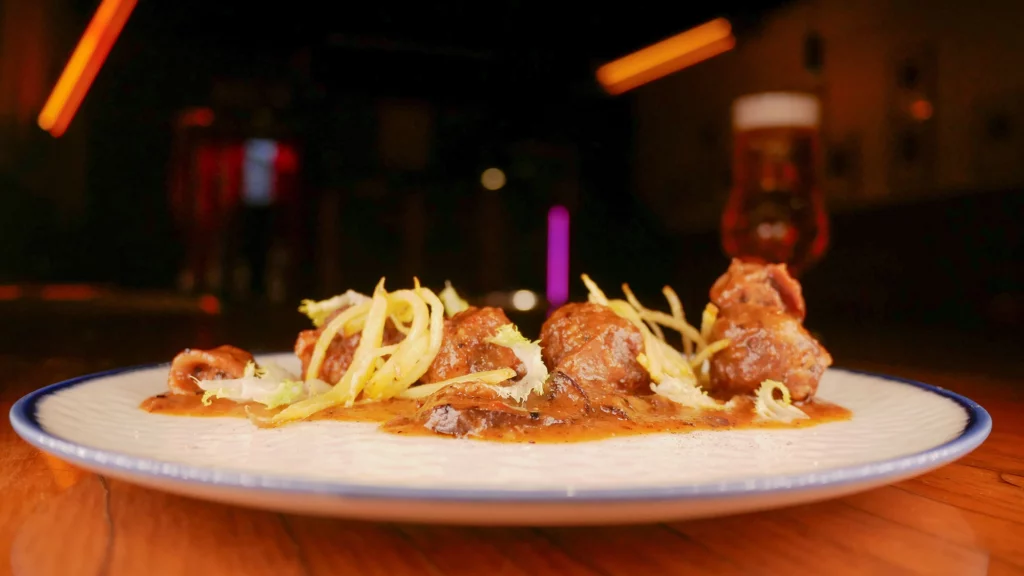 Albóndigas mar y montaña de ternera y sepia, con patatas paja crujientes del Restaurante 78|33