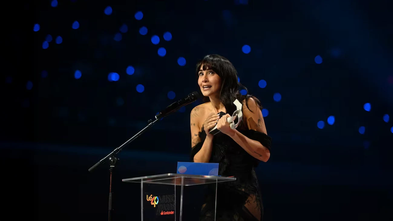 Aitana recibiendo el Music Award en Los 40