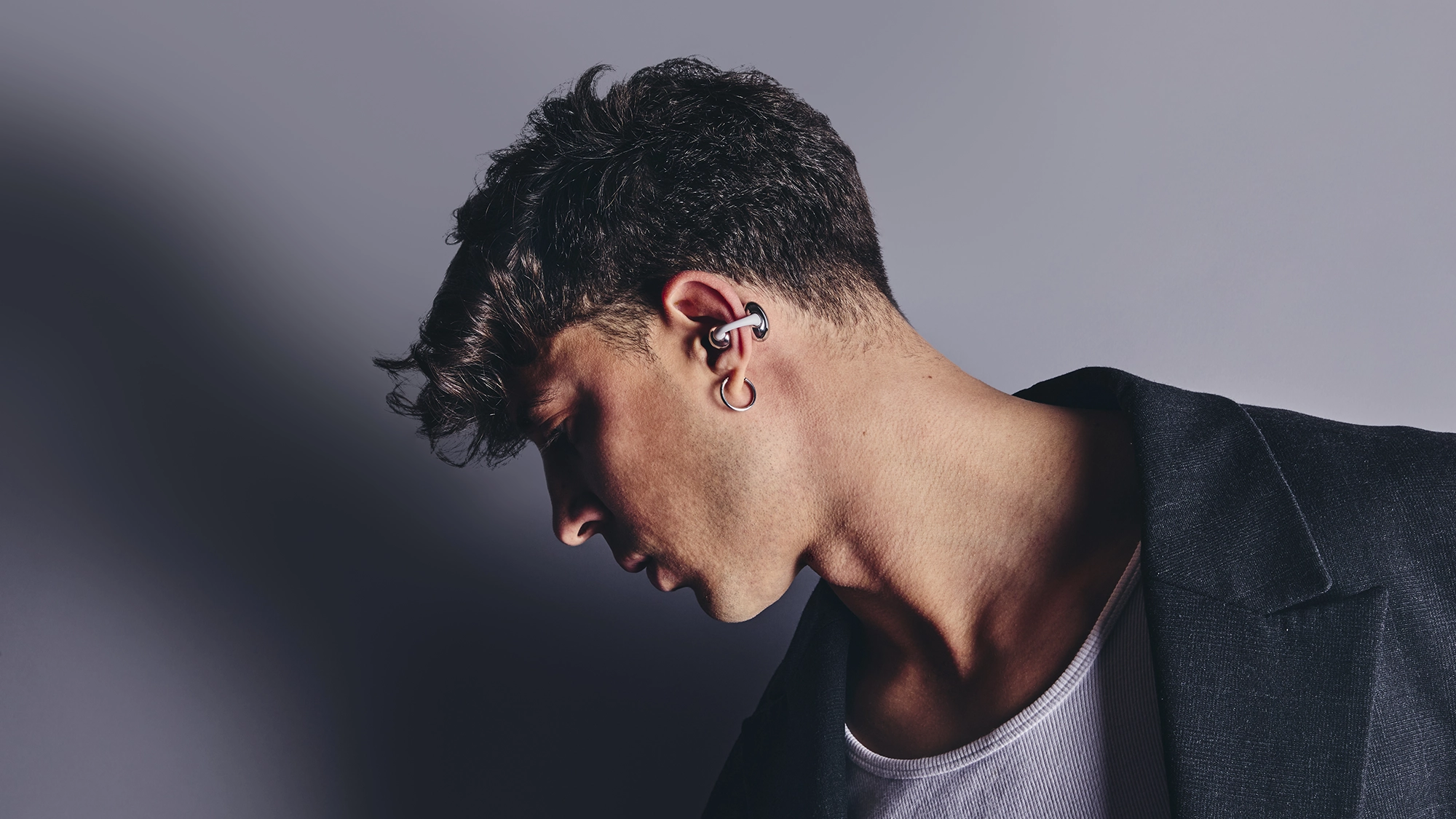 Modelo muestra en su oreja el auricular abierto ENERGY Chicpods