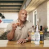 Dwayne Johnson —The Rock - posando junto a las variedades de Teremana Tequila