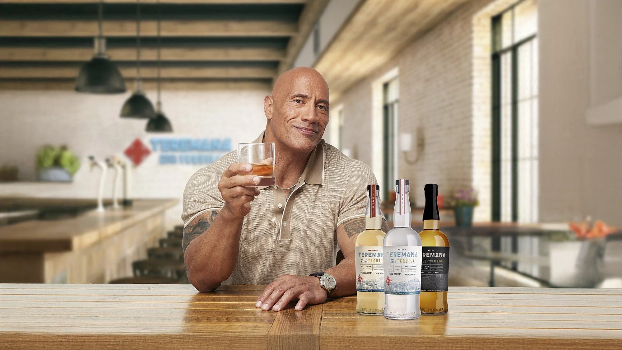 Dwayne Johnson —The Rock - posando junto a las variedades de Teremana Tequila