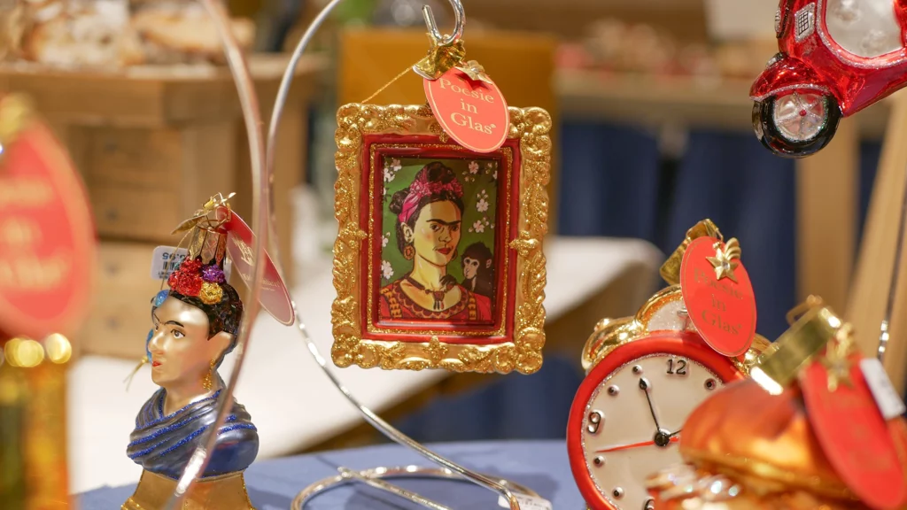 El retrato de la pintora Frida Kahlo en formato adorno para colgar