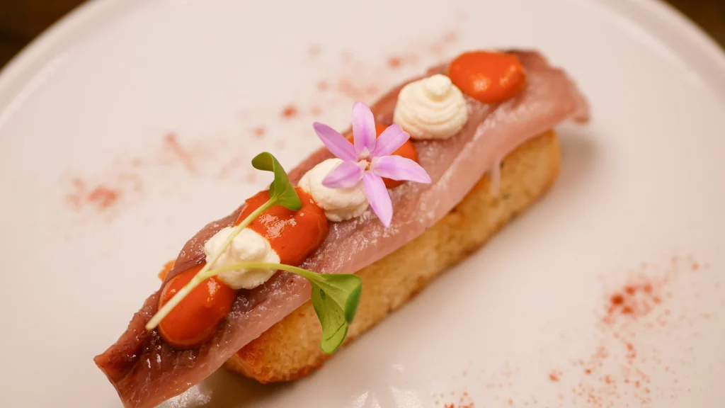 Tosta de sardina ahumada con mermelada de tomate, albahaca y crema de queso Cebreiro del Restaurante Arume