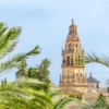 Vista de la torre campanario de la Mezquita de Córdoba. Fotografía de Envato