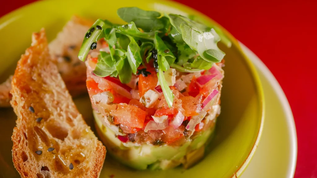 Tartar vegano de tomate, aguacate y tofu ahumado del Biocenter