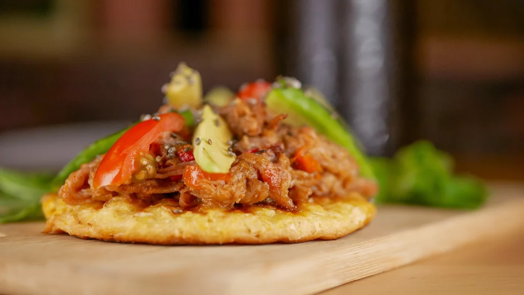 Arepa y cachapa con carne o pollo guisado, acompañado con aguapanela de La Cosecha