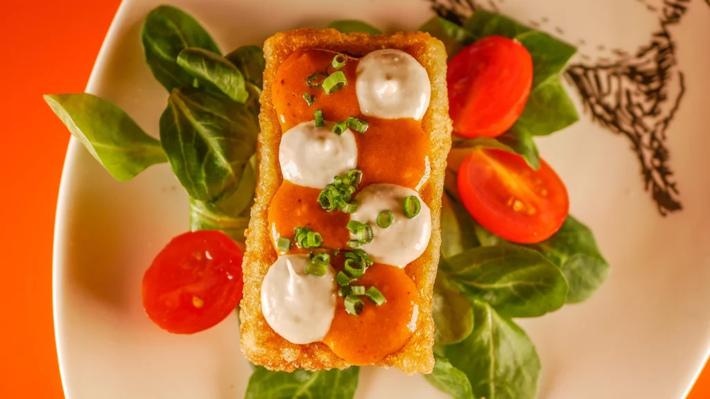 Coca de polenta crujiente de setas con romesco y allioli de alcachofa de Las Fernandez