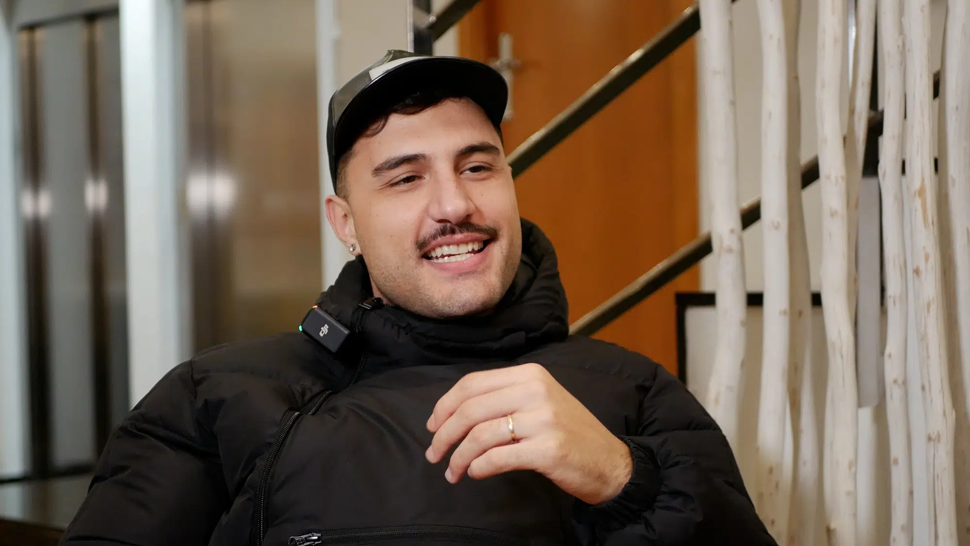 El cantante Pikete en un fotograma de la entrevista con la Revista YOUNG