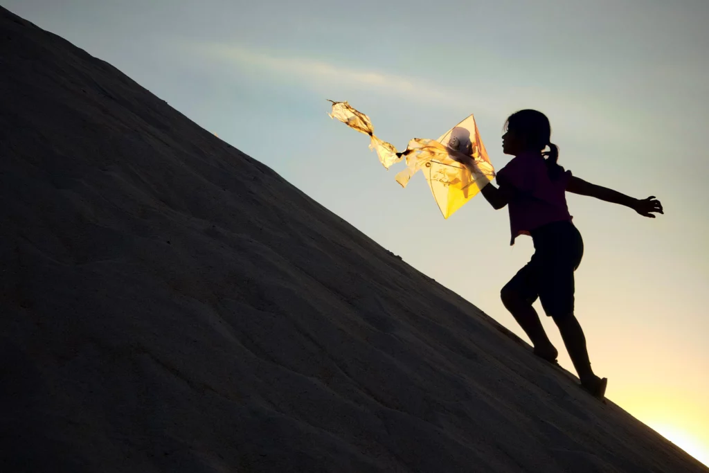 The Girl with Golden Kite de Kyaw Thu (Myanmar)